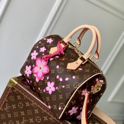 M14174，本款 Speedy Bandoulire 25 手袋出自路易威登 x 村上隆复刻系列，为品牌经典 Monogram 涂层融入村上隆笔下灵动的 Cherry Blossom 图案，再令相同元素延续至可拆卸包饰。牛皮革构筑 Toron 手柄与可拆卸皮革肩带，双拉链和挂锁确保个人物品安全无虞。19 x 15 x 25 厘米(高 x 宽 x 长度)