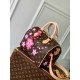 M14174，本款 Speedy Bandoulire 25 手袋出自路易威登 x 村上隆复刻系列，为品牌经典 Monogram 涂层融入村上隆笔下灵动的 Cherry Blossom 图案，再令相同元素延续至可拆卸包饰。牛皮革构筑 Toron 手柄与可拆卸皮革肩带，双拉链和挂锁确保个人物品安全无虞。19 x 15 x 25 厘米(高 x 宽 x 长度)