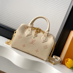 【加强版】Speedy Bandoulire 20 手袋 M14291 奶杏色（提花）焕新品牌经典 Monogram Empreinte 皮革，以相同色调勾勒图案轮廓，再以条纹内衬、耀目挂锁和可拆卸链条丰富细节。紧凑构型可容纳日常所需，手提或斜挎皆宜。尺寸： 13.5 x 12 x 20.5 厘米