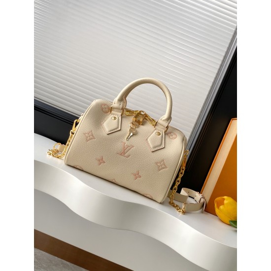 【加强版】Speedy Bandoulire 20 手袋 M14291 奶杏色（提花）焕新品牌经典 Monogram Empreinte 皮革，以相同色调勾勒图案轮廓，再以条纹内衬、耀目挂锁和可拆卸链条丰富细节。紧凑构型可容纳日常所需，手提或斜挎皆宜。尺寸： 13.5 x 12 x 20.5 厘米