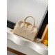 【加强版】Speedy Bandoulire 20 手袋 M14291 奶杏色（提花）焕新品牌经典 Monogram Empreinte 皮革，以相同色调勾勒图案轮廓，再以条纹内衬、耀目挂锁和可拆卸链条丰富细节。紧凑构型可容纳日常所需，手提或斜挎皆宜。尺寸： 13.5 x 12 x 20.5 厘米