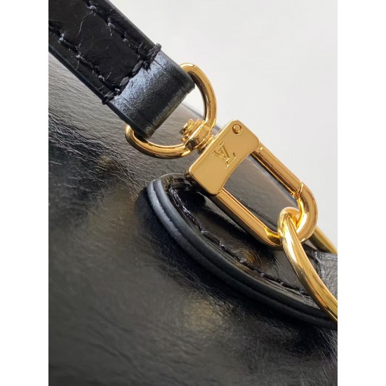 M26314 本款 Monogram Sequins 版本 Speedy Bandoulire 20 手袋出自 LV Ski 系列，为帆布包身点缀闪耀亮片，营造日食般的深邃光影效果。耀目粗链条升级典雅格调，皮革肩带方便斜挎，成就晚宴场合佳选。15 x 13 x 20.5 厘米 (高 x 宽 x 长度) D.700