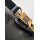 M26314 本款 Monogram Sequins 版本 Speedy Bandoulire 20 手袋出自 LV Ski 系列，为帆布包身点缀闪耀亮片，营造日食般的深邃光影效果。耀目粗链条升级典雅格调，皮革肩带方便斜挎，成就晚宴场合佳选。15 x 13 x 20.5 厘米 (高 x 宽 x 长度) D.700