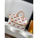 M14238白色 樱桃枕头包speedy Speedy Soft 30手袋 本款 Speedy Soft 30 手袋以融合 Monogram 帆布和牛皮革饰边，再借路易威登 x 村上隆再版系列的明快元素传递潮流格调。前后以村上隆的“超扁平”艺术理念重绎 Monogram 樱桃图案，拉链开合处饰有耀目挂锁。长款手柄便于肩背，成就又一旅行佳伴。30.0 x 21.0 x 17.0 厘米