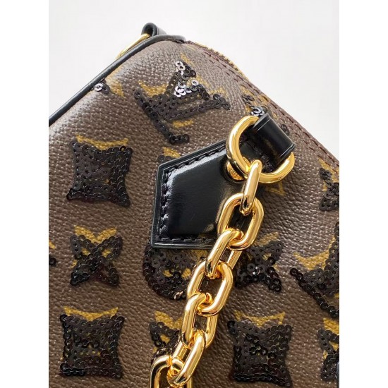 M26314 本款 Monogram Sequins 版本 Speedy Bandoulire 20 手袋出自 LV Ski 系列，为帆布包身点缀闪耀亮片，营造日食般的深邃光影效果。耀目粗链条升级典雅格调，皮革肩带方便斜挎，成就晚宴场合佳选。15 x 13 x 20.5 厘米 (高 x 宽 x 长度) D.700