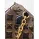 M26314 本款 Monogram Sequins 版本 Speedy Bandoulire 20 手袋出自 LV Ski 系列，为帆布包身点缀闪耀亮片，营造日食般的深邃光影效果。耀目粗链条升级典雅格调，皮革肩带方便斜挎，成就晚宴场合佳选。15 x 13 x 20.5 厘米 (高 x 宽 x 长度) D.700