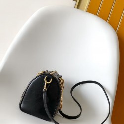 M26314 本款 Monogram Sequins 版本 Speedy Bandoulire 20 手袋出自 LV Ski 系列，为帆布包身点缀闪耀亮片，营造日食般的深邃光影效果。耀目粗链条升级典雅格调，皮革肩带方便斜挎，成就晚宴场合佳选。15 x 13 x 20.5 厘米 (高 x 宽 x 长度) D.700