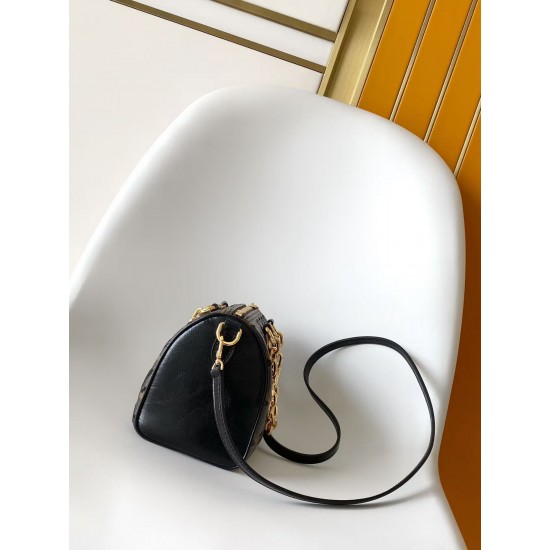 M26314 本款 Monogram Sequins 版本 Speedy Bandoulire 20 手袋出自 LV Ski 系列，为帆布包身点缀闪耀亮片，营造日食般的深邃光影效果。耀目粗链条升级典雅格调，皮革肩带方便斜挎，成就晚宴场合佳选。15 x 13 x 20.5 厘米 (高 x 宽 x 长度) D.700