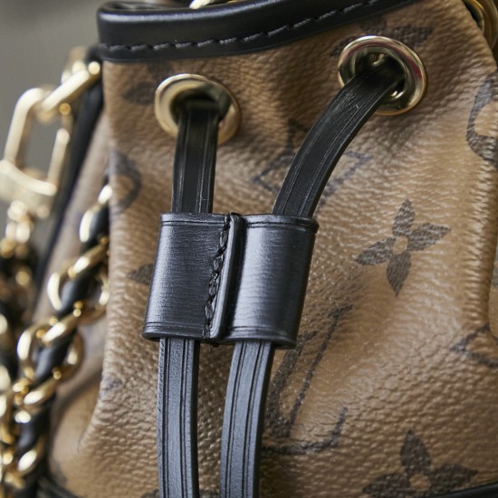 独家实拍 m83480黄花 老花/黑皮 Cano 手袋取材 Monogram 帆布，将 No 手袋和 Cannes Ksd Pjs Kjh手袋融于一身，令前者的抽绳结合后者的模压底部设计，兼具潮流格调和实用功能。编织链条和皮革肩带均可拆卸，实现多种背携方式。14 x 20.5 x 14 厘米