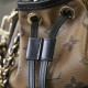 独家实拍 m83480黄花 老花/黑皮 Cano 手袋取材 Monogram 帆布，将 No 手袋和 Cannes Ksd Pjs Kjh手袋融于一身，令前者的抽绳结合后者的模压底部设计，兼具潮流格调和实用功能。编织链条和皮革肩带均可拆卸，实现多种背携方式。14 x 20.5 x 14 厘米