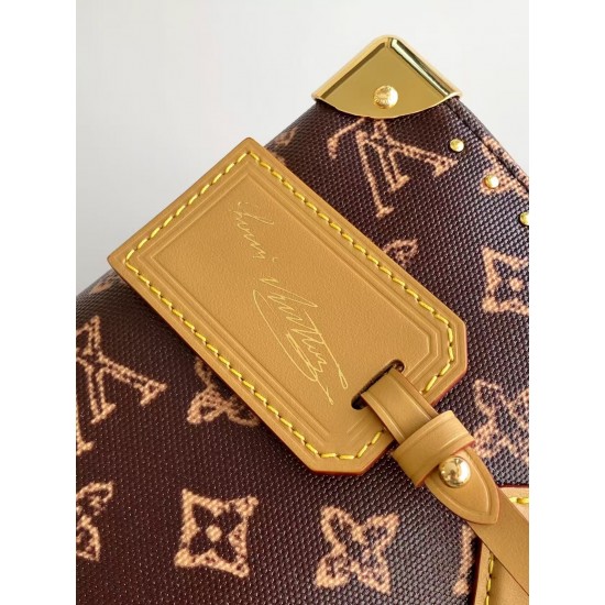M28102 本款Speedy Trunk 20手袋选用Monogram Origine帆布，以此设计庆贺路易威登Monogram图案问世130周年。光滑牛皮革点缀手柄，专属地址牌标记庆贺系列身份。开启可见条纹内衬和收纳小物的贴袋，链条和挂锁完善工致细节。尺寸：20.5  13.5  11 cm