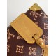 M28102 本款Speedy Trunk 20手袋选用Monogram Origine帆布，以此设计庆贺路易威登Monogram图案问世130周年。光滑牛皮革点缀手柄，专属地址牌标记庆贺系列身份。开启可见条纹内衬和收纳小物的贴袋，链条和挂锁完善工致细节。尺寸：20.5  13.5  11 cm