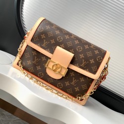 【动态变码芯片 加强版】M47149本款 Dauphine Soft 大号手袋以 Monogram 帆布裁出柔软构型，亮相于 2024 春夏秀场。搭配牛皮革饰边，确保舒适手提。Dauphine 手袋经典元素在此悉数呈现，包括矩形锁扣上的 LV Circle 标识、可拆卸链带与肩带。28.0 x 20.0 x 11.0 厘米 (长 x 高 x 宽)
