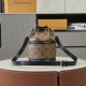 独家实拍 m83480黄花 老花/黑皮 Cano 手袋取材 Monogram 帆布，将 No 手袋和 Cannes Ksd Pjs Kjh手袋融于一身，令前者的抽绳结合后者的模压底部设计，兼具潮流格调和实用功能。编织链条和皮革肩带均可拆卸，实现多种背携方式。14 x 20.5 x 14 厘米