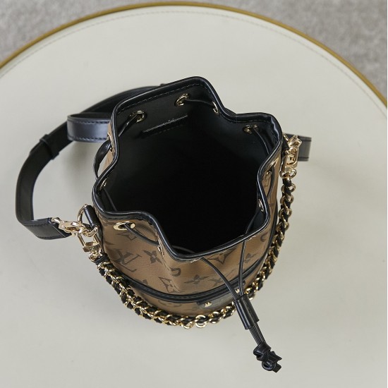独家实拍 m83480黄花 老花/黑皮 Cano 手袋取材 Monogram 帆布，将 No 手袋和 Cannes Ksd Pjs Kjh手袋融于一身，令前者的抽绳结合后者的模压底部设计，兼具潮流格调和实用功能。编织链条和皮革肩带均可拆卸，实现多种背携方式。14 x 20.5 x 14 厘米