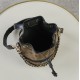 独家实拍 m83480黄花 老花/黑皮 Cano 手袋取材 Monogram 帆布，将 No 手袋和 Cannes Ksd Pjs Kjh手袋融于一身，令前者的抽绳结合后者的模压底部设计，兼具潮流格调和实用功能。编织链条和皮革肩带均可拆卸，实现多种背携方式。14 x 20.5 x 14 厘米