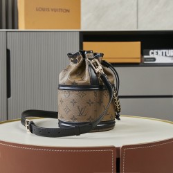 独家实拍 m83480黄花 老花/黑皮 Cano 手袋取材 Monogram 帆布，将 No 手袋和 Cannes Ksd Pjs Kjh手袋融于一身，令前者的抽绳结合后者的模压底部设计，兼具潮流格调和实用功能。编织链条和皮革肩带均可拆卸，实现多种背携方式。14 x 20.5 x 14 厘米