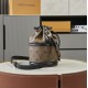 独家实拍 m83480黄花 老花/黑皮 Cano 手袋取材 Monogram 帆布，将 No 手袋和 Cannes Ksd Pjs Kjh手袋融于一身，令前者的抽绳结合后者的模压底部设计，兼具潮流格调和实用功能。编织链条和皮革肩带均可拆卸，实现多种背携方式。14 x 20.5 x 14 厘米
