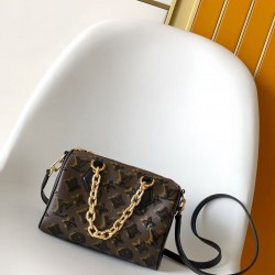 M26314 本款 Monogram Sequins 版本 Speedy Bandoulire 20 手袋出自 LV Ski 系列，为帆布包身点缀闪耀亮片，营造日食般的深邃光影效果。耀目粗链条升级典雅格调，皮革肩带方便斜挎，成就晚宴场合佳选。15 x 13 x 20.5 厘米 (高 x 宽 x 长度) D.700