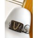 M26314 本款 Monogram Sequins 版本 Speedy Bandoulire 20 手袋出自 LV Ski 系列，为帆布包身点缀闪耀亮片，营造日食般的深邃光影效果。耀目粗链条升级典雅格调，皮革肩带方便斜挎，成就晚宴场合佳选。15 x 13 x 20.5 厘米 (高 x 宽 x 长度) D.700