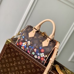 M14175，本款 Speedy Bandoulire 20 手袋融合 Monogram 帆布和牛皮革饰边，再借路易威登 x 村上隆再版系列的明快元素传递潮流格调。前后以村上隆的“超扁平”艺术理念重绎 Monogram 花卉图案，拉链开合处饰有耀目挂锁，Toron 手柄和可拆卸并调节的链条实现舒适背携。13.5 x 12 x 20.5 厘米(高 x 宽 x 长度)