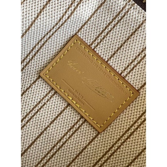 M28102 本款Speedy Trunk 20手袋选用Monogram Origine帆布，以此设计庆贺路易威登Monogram图案问世130周年。光滑牛皮革点缀手柄，专属地址牌标记庆贺系列身份。开启可见条纹内衬和收纳小物的贴袋，链条和挂锁完善工致细节。尺寸：20.5  13.5  11 cm