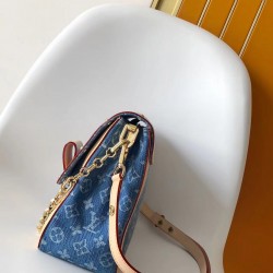 顶级品质 M13319蓝色 丹宁牛仔链条包大号达芙妮 LV X TM DAUPHINE SOFT 手袋 本款Dauphine Soft大号手袋选用棉质丹宁织就 Monogram 图案，经漂白和砂洗后呈现复古风范。牛皮革饰边定格经典韵致，耀目LV锁扣于正面标注品牌身份，拉链内袋再添功能考量。尺寸：2820x11厘米。
