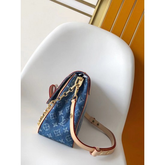 顶级品质 M13319蓝色 丹宁牛仔链条包大号达芙妮 LV X TM DAUPHINE SOFT 手袋 本款Dauphine Soft大号手袋选用棉质丹宁织就 Monogram 图案，经漂白和砂洗后呈现复古风范。牛皮革饰边定格经典韵致，耀目LV锁扣于正面标注品牌身份，拉链内袋再添功能考量。尺寸：2820x11厘米。
