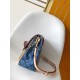 顶级品质 M13319蓝色 丹宁牛仔链条包大号达芙妮 LV X TM DAUPHINE SOFT 手袋 本款Dauphine Soft大号手袋选用棉质丹宁织就 Monogram 图案，经漂白和砂洗后呈现复古风范。牛皮革饰边定格经典韵致，耀目LV锁扣于正面标注品牌身份，拉链内袋再添功能考量。尺寸：2820x11厘米。