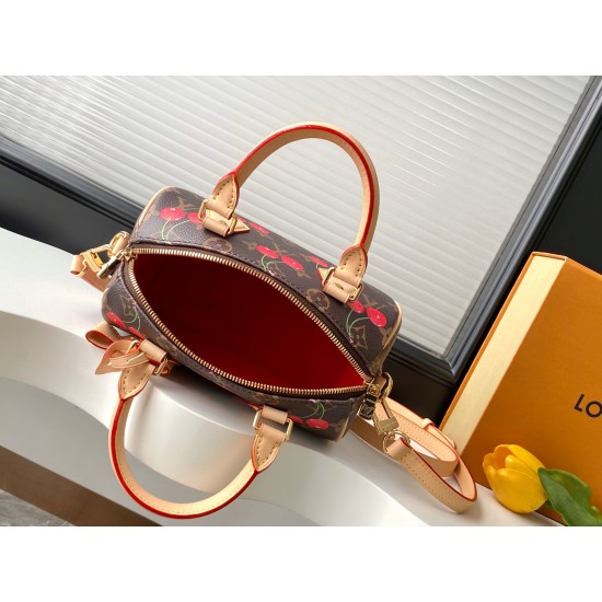 】M13094樱桃 本款 Speedy Bandoulire 手袋取材经典 Monogram 涂层帆布，以路易威登 x 村上隆复刻系列的甜美樱桃图案点亮潮流姿彩。考究皮革构筑 Toron 顶部手柄、可拆卸肩带和 LV x TM 钥匙包，精巧尺寸可轻松容纳手机和长款钱夹等日常所需。13.5 x 12 x 20.5 厘米 (高 x 宽 x 长度) fd.700