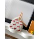 M14238白色 樱桃枕头包speedy Speedy Soft 30手袋 本款 Speedy Soft 30 手袋以融合 Monogram 帆布和牛皮革饰边，再借路易威登 x 村上隆再版系列的明快元素传递潮流格调。前后以村上隆的“超扁平”艺术理念重绎 Monogram 樱桃图案，拉链开合处饰有耀目挂锁。长款手柄便于肩背，成就又一旅行佳伴。30.0 x 21.0 x 17.0 厘米