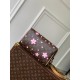 M14174，本款 Speedy Bandoulire 25 手袋出自路易威登 x 村上隆复刻系列，为品牌经典 Monogram 涂层融入村上隆笔下灵动的 Cherry Blossom 图案，再令相同元素延续至可拆卸包饰。牛皮革构筑 Toron 手柄与可拆卸皮革肩带，双拉链和挂锁确保个人物品安全无虞。19 x 15 x 25 厘米(高 x 宽 x 长度)