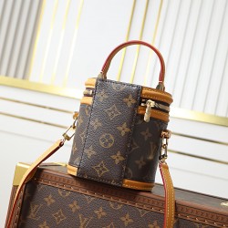 ✨ 原厂✨163变码芯片M82952老花）小号水桶包 nano cannes 手袋以 monogram 帆布裁出圆筒构型，与化妆包设计不谋而合。皮革饰边和标签上压印的路易威登标识丰富工致细节，手柄和可拆卸并调节的肩带成就多种背携风尚。14.5 x 14 x 12 厘米 (长度 x 高 x 宽)