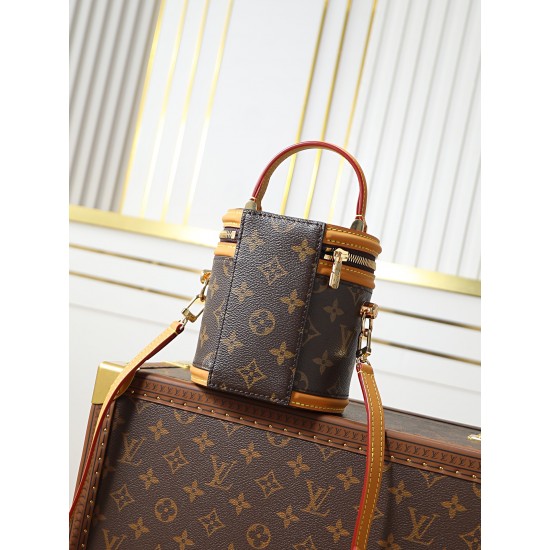 ✨ 原厂✨163变码芯片M82952老花）小号水桶包 nano cannes 手袋以 monogram 帆布裁出圆筒构型，与化妆包设计不谋而合。皮革饰边和标签上压印的路易威登标识丰富工致细节，手柄和可拆卸并调节的肩带成就多种背携风尚。14.5 x 14 x 12 厘米 (长度 x 高 x 宽)