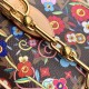 M14175，本款 Speedy Bandoulire 20 手袋融合 Monogram 帆布和牛皮革饰边，再借路易威登 x 村上隆再版系列的明快元素传递潮流格调。前后以村上隆的“超扁平”艺术理念重绎 Monogram 花卉图案，拉链开合处饰有耀目挂锁，Toron 手柄和可拆卸并调节的链条实现舒适背携。13.5 x 12 x 20.5 厘米(高 x 宽 x 长度)
