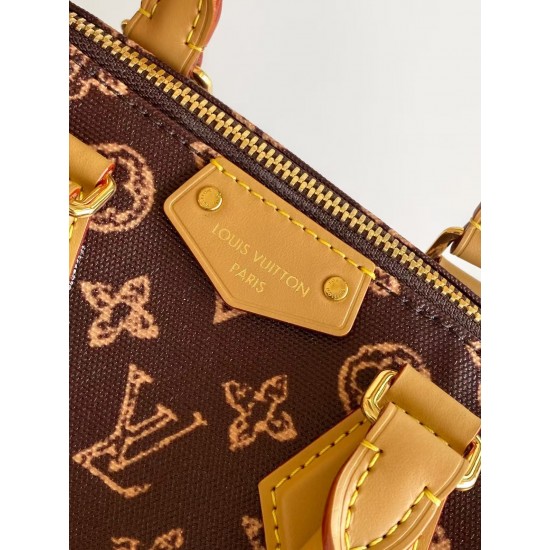M28102 本款Speedy Trunk 20手袋选用Monogram Origine帆布，以此设计庆贺路易威登Monogram图案问世130周年。光滑牛皮革点缀手柄，专属地址牌标记庆贺系列身份。开启可见条纹内衬和收纳小物的贴袋，链条和挂锁完善工致细节。尺寸：20.5  13.5  11 cm
