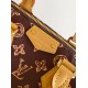 M28102 本款Speedy Trunk 20手袋选用Monogram Origine帆布，以此设计庆贺路易威登Monogram图案问世130周年。光滑牛皮革点缀手柄，专属地址牌标记庆贺系列身份。开启可见条纹内衬和收纳小物的贴袋，链条和挂锁完善工致细节。尺寸：20.5  13.5  11 cm