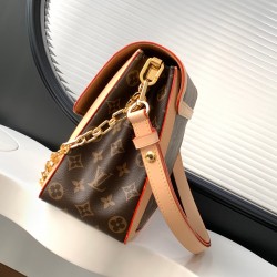 【动态变码芯片 加强版】M47149本款 Dauphine Soft 大号手袋以 Monogram 帆布裁出柔软构型，亮相于 2024 春夏秀场。搭配牛皮革饰边，确保舒适手提。Dauphine 手袋经典元素在此悉数呈现，包括矩形锁扣上的 LV Circle 标识、可拆卸链带与肩带。28.0 x 20.0 x 11.0 厘米 (长 x 高 x 宽)