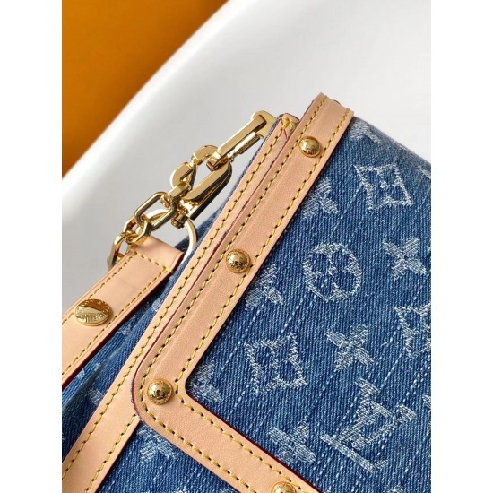 顶级品质 M13319蓝色 丹宁牛仔链条包大号达芙妮 LV X TM DAUPHINE SOFT 手袋 本款Dauphine Soft大号手袋选用棉质丹宁织就 Monogram 图案，经漂白和砂洗后呈现复古风范。牛皮革饰边定格经典韵致，耀目LV锁扣于正面标注品牌身份，拉链内袋再添功能考量。尺寸：2820x11厘米。