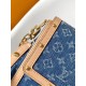 顶级品质 M13319蓝色 丹宁牛仔链条包大号达芙妮 LV X TM DAUPHINE SOFT 手袋 本款Dauphine Soft大号手袋选用棉质丹宁织就 Monogram 图案，经漂白和砂洗后呈现复古风范。牛皮革饰边定格经典韵致，耀目LV锁扣于正面标注品牌身份，拉链内袋再添功能考量。尺寸：2820x11厘米。