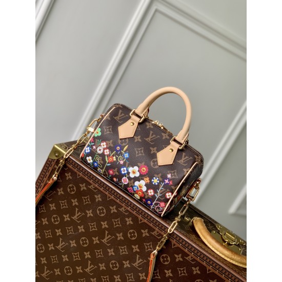 M14175，本款 Speedy Bandoulire 20 手袋融合 Monogram 帆布和牛皮革饰边，再借路易威登 x 村上隆再版系列的明快元素传递潮流格调。前后以村上隆的“超扁平”艺术理念重绎 Monogram 花卉图案，拉链开合处饰有耀目挂锁，Toron 手柄和可拆卸并调节的链条实现舒适背携。13.5 x 12 x 20.5 厘米(高 x 宽 x 长度)