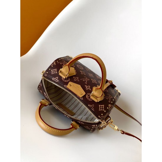 M28102 本款Speedy Trunk 20手袋选用Monogram Origine帆布，以此设计庆贺路易威登Monogram图案问世130周年。光滑牛皮革点缀手柄，专属地址牌标记庆贺系列身份。开启可见条纹内衬和收纳小物的贴袋，链条和挂锁完善工致细节。尺寸：20.5  13.5  11 cm