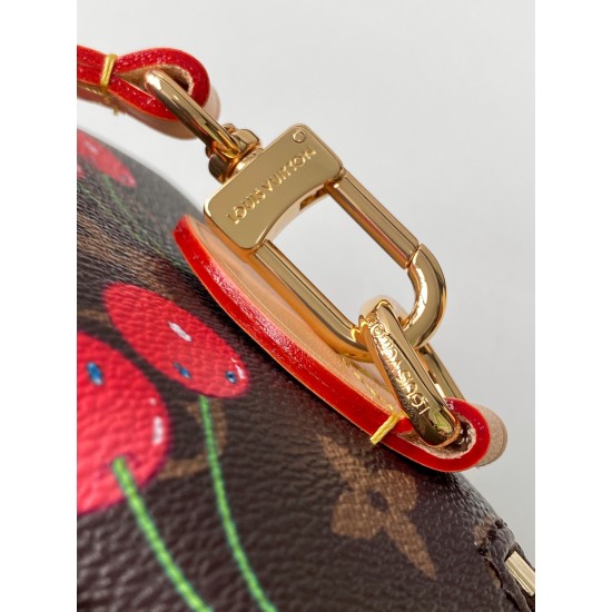 】M13094樱桃 本款 Speedy Bandoulire 手袋取材经典 Monogram 涂层帆布，以路易威登 x 村上隆复刻系列的甜美樱桃图案点亮潮流姿彩。考究皮革构筑 Toron 顶部手柄、可拆卸肩带和 LV x TM 钥匙包，精巧尺寸可轻松容纳手机和长款钱夹等日常所需。13.5 x 12 x 20.5 厘米 (高 x 宽 x 长度) fd.700