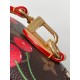 】M13094樱桃 本款 Speedy Bandoulire 手袋取材经典 Monogram 涂层帆布，以路易威登 x 村上隆复刻系列的甜美樱桃图案点亮潮流姿彩。考究皮革构筑 Toron 顶部手柄、可拆卸肩带和 LV x TM 钥匙包，精巧尺寸可轻松容纳手机和长款钱夹等日常所需。13.5 x 12 x 20.5 厘米 (高 x 宽 x 长度) fd.700