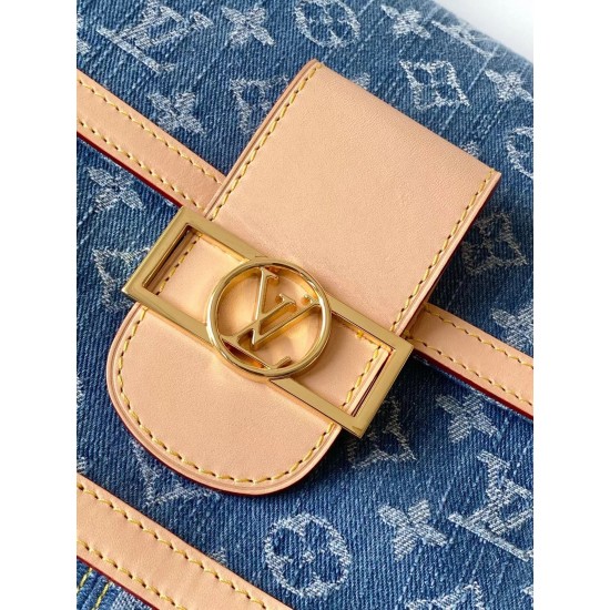 顶级品质 M13319蓝色 丹宁牛仔链条包大号达芙妮 LV X TM DAUPHINE SOFT 手袋 本款Dauphine Soft大号手袋选用棉质丹宁织就 Monogram 图案，经漂白和砂洗后呈现复古风范。牛皮革饰边定格经典韵致，耀目LV锁扣于正面标注品牌身份，拉链内袋再添功能考量。尺寸：2820x11厘米。