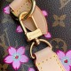 M14174，本款 Speedy Bandoulire 25 手袋出自路易威登 x 村上隆复刻系列，为品牌经典 Monogram 涂层融入村上隆笔下灵动的 Cherry Blossom 图案，再令相同元素延续至可拆卸包饰。牛皮革构筑 Toron 手柄与可拆卸皮革肩带，双拉链和挂锁确保个人物品安全无虞。19 x 15 x 25 厘米(高 x 宽 x 长度)