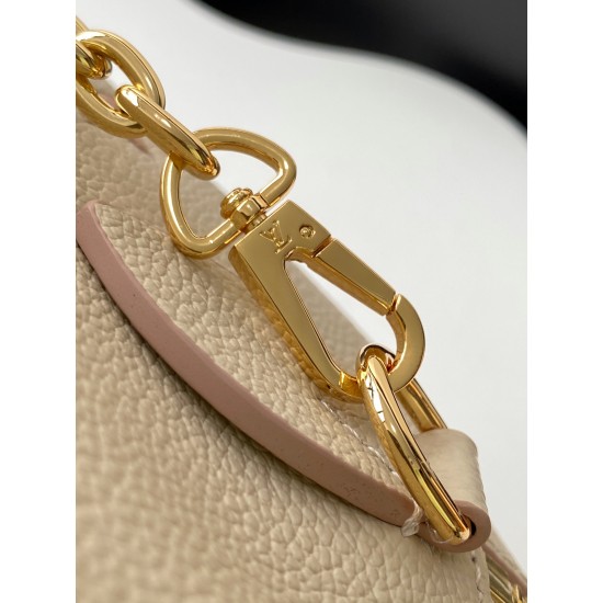 【加强版】Speedy Bandoulire 20 手袋 M14291 奶杏色（提花）焕新品牌经典 Monogram Empreinte 皮革，以相同色调勾勒图案轮廓，再以条纹内衬、耀目挂锁和可拆卸链条丰富细节。紧凑构型可容纳日常所需，手提或斜挎皆宜。尺寸： 13.5 x 12 x 20.5 厘米