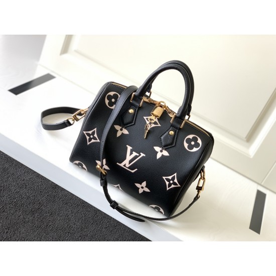M58947 黑色 M58948白 M58949杏Speedy Bandoulire 25 手袋于 2021 秋季 Wild at Heart 胶囊系列瞩目再现，为 Monogram Empreinte 皮革压印超大字母，可拆卸肩带增添斜挎选择。尺寸：25.0 x 19.0 x 15.0 厘米 (长 x 高 x 宽)。 90%