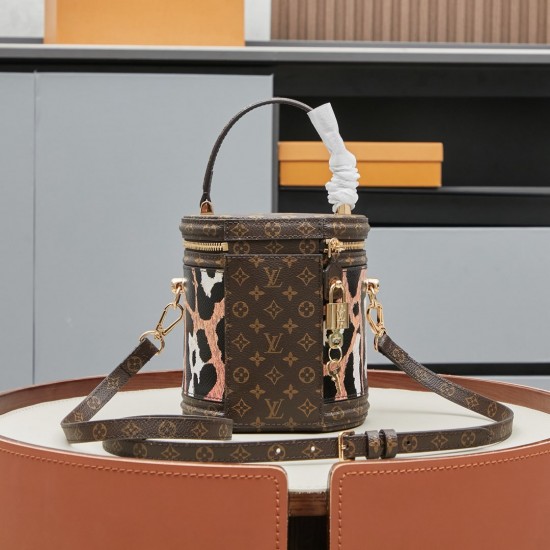 独家实拍 变码芯片 M13846彩色M43986 VANITY 手袋 借鉴历史悠久的LV Cannes化妆箱造型 女装艺术总监Nicolas Ghesquire以此款半硬质手袋重现昔日经典的魅力 小号尺寸 Monogram与Monogram Reverse涂层帆布混合面料 充满路易威登传统特色的外观设计 十分雅致 配有顶部手柄和可脱卸皮革肩带 提供多种背携方式 size 15x17x15cm收起