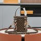 独家实拍 变码芯片 M13846彩色M43986 VANITY 手袋 借鉴历史悠久的LV Cannes化妆箱造型 女装艺术总监Nicolas Ghesquire以此款半硬质手袋重现昔日经典的魅力 小号尺寸 Monogram与Monogram Reverse涂层帆布混合面料 充满路易威登传统特色的外观设计 十分雅致 配有顶部手柄和可脱卸皮革肩带 提供多种背携方式 size 15x17x15cm收起